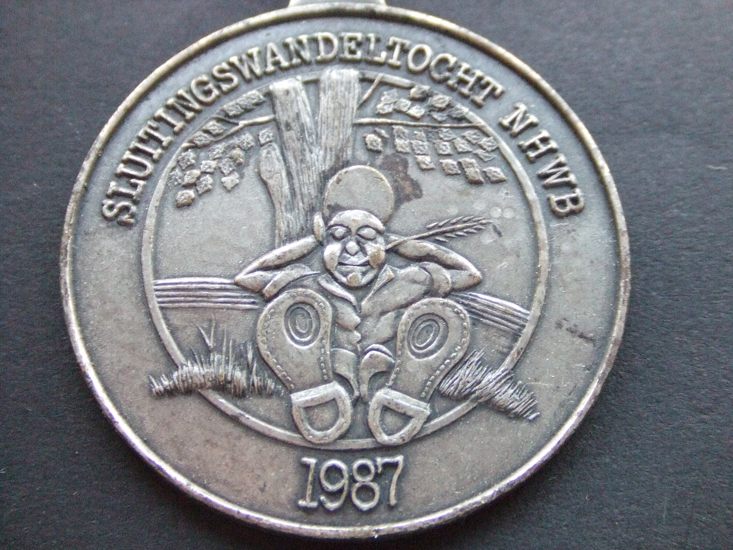 N.H.W.B.(Noord-Hollandse Wandelbond) Sluitingstocht 1987 ( uitrusten onder een boom)